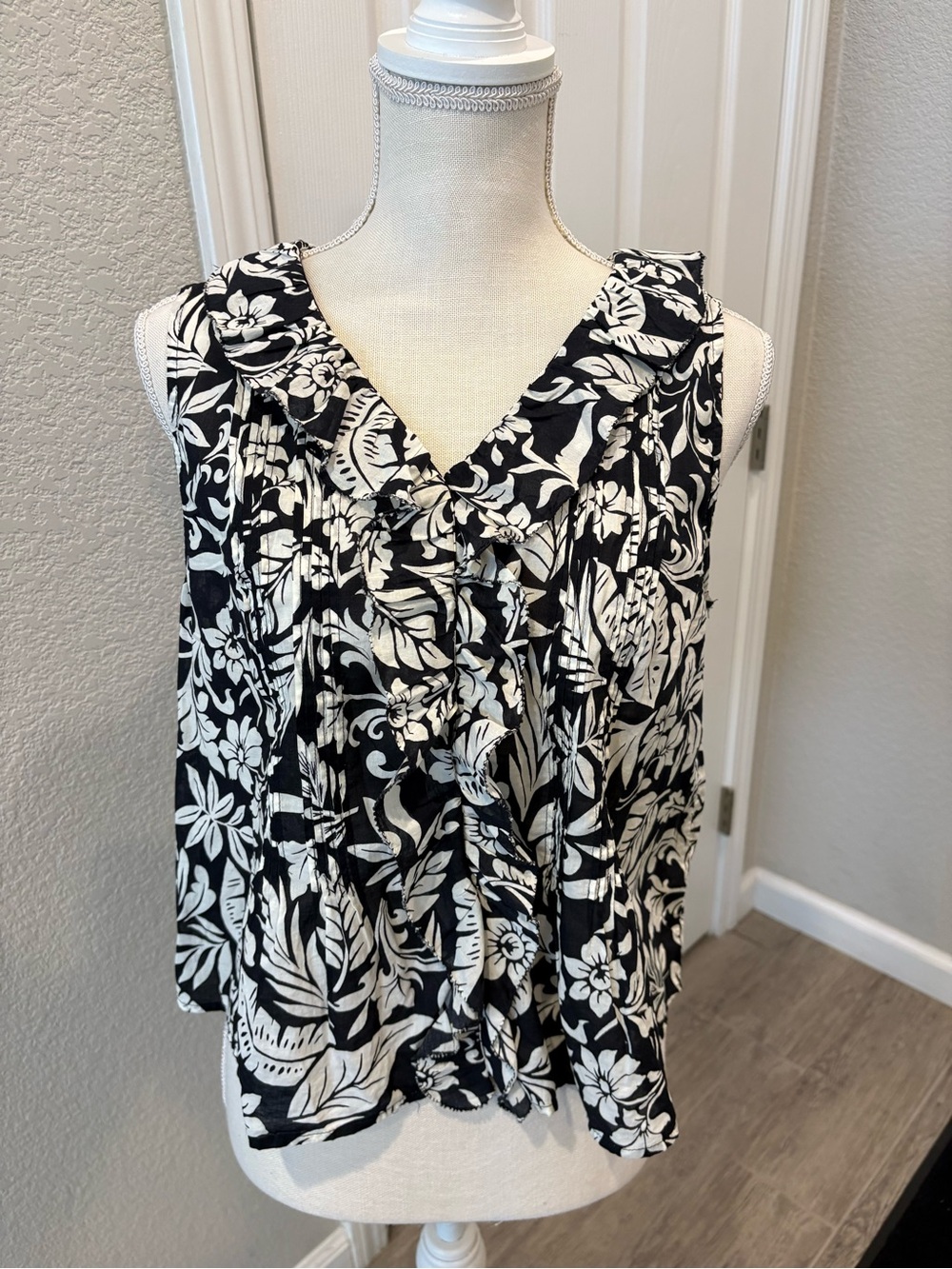 100% Cotton Talbots Black and White Floral Sleeveless Top